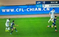 官方通道-有些离谱，中超广告牌上中足联网址中的“CHINA”字样被拼错